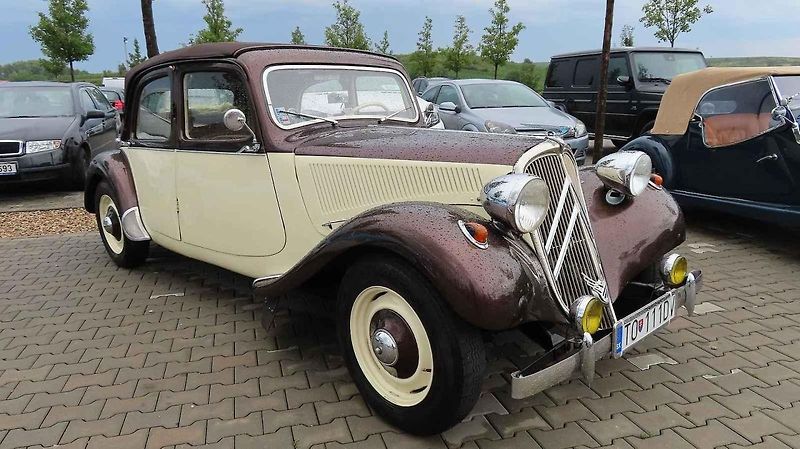 Pálavský Oldtimer přilákal na Břeclavsko desítky elegantnch veteránů.