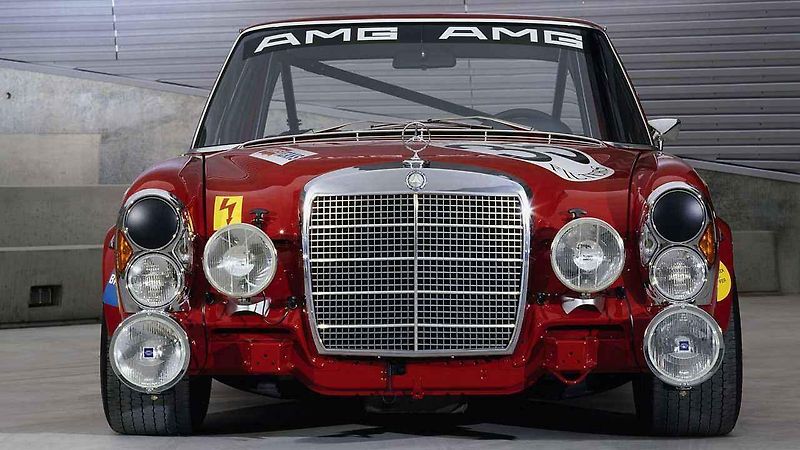 Mercedes-Benz AMG 300 SEL 6.8 „Rudá svině“.