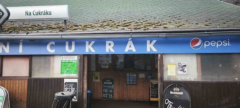 Na Cukrák jezdí milovníci retra za klobásou na papírovém tácku.