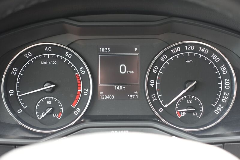 Škoda Superb 1.4 TSI 110kW Active Combi DSG - fotka 21 z 26