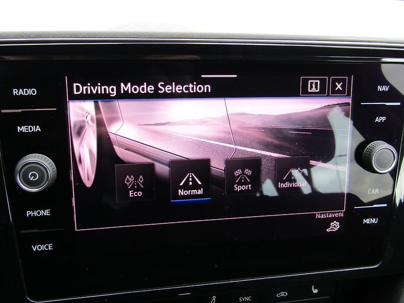Volkswagen Passat Business 2.0 TDI 110KW DSG Var - fotka 29 z 30