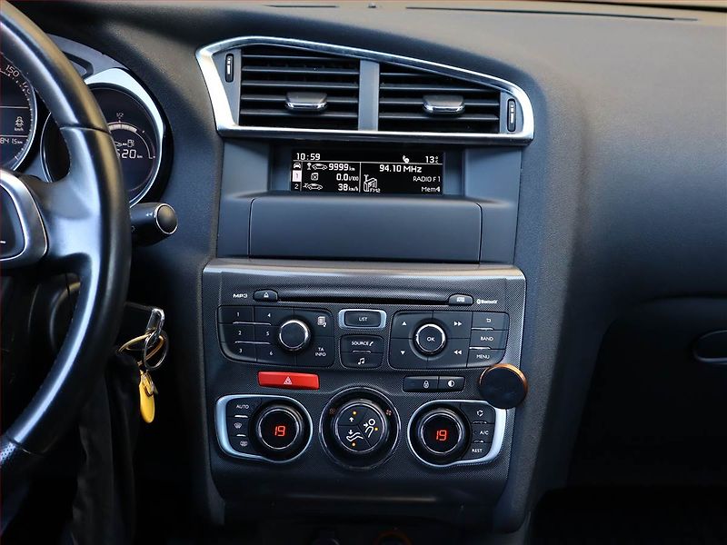 Citroën C4 (2013) Exclusive 1.6 HDi, Serv.kniha - fotka 10 z 15