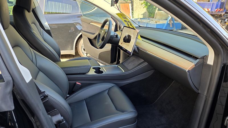 Tesla Model Y (2024) Long Range AWD DE SoH93,6% TZ - fotka 15 z 43