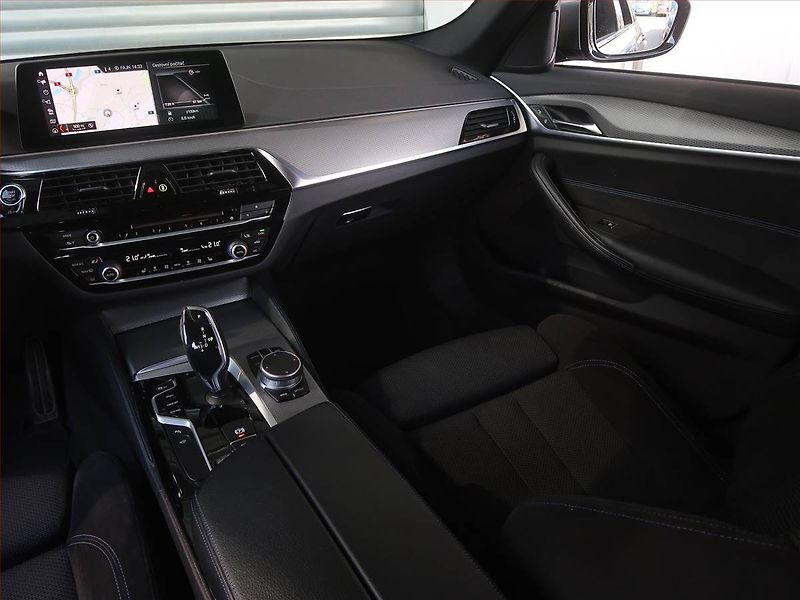 BMW Řada 5 (2020) 530i xDrive - fotka 8 z 25