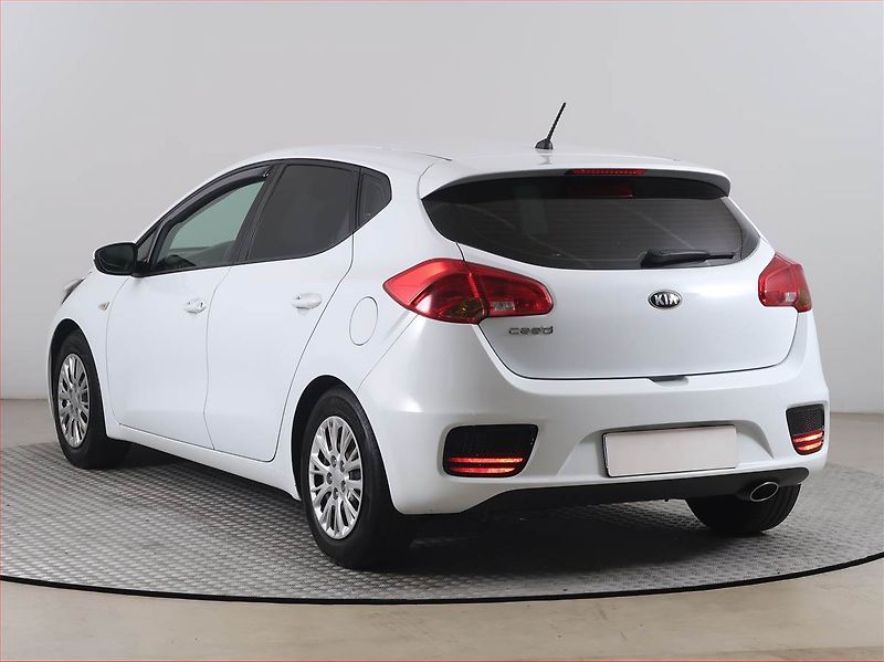 Kia Ceed (2017) 1.4 CVVT, Park. senzory - fotka 4 z 14