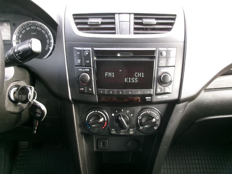Suzuki Swift (2011) 1,3i KLIMA 4x4 VÝHŘEV USB - fotka 22 z 25