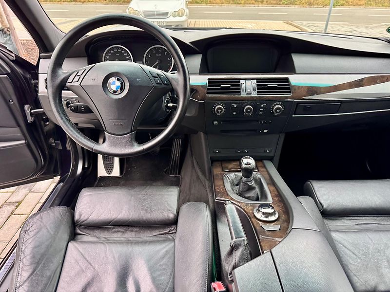 BMW Řada 5 (2005) 530i MANUÁL M-Paket PDC Navi - fotka 11 z 16