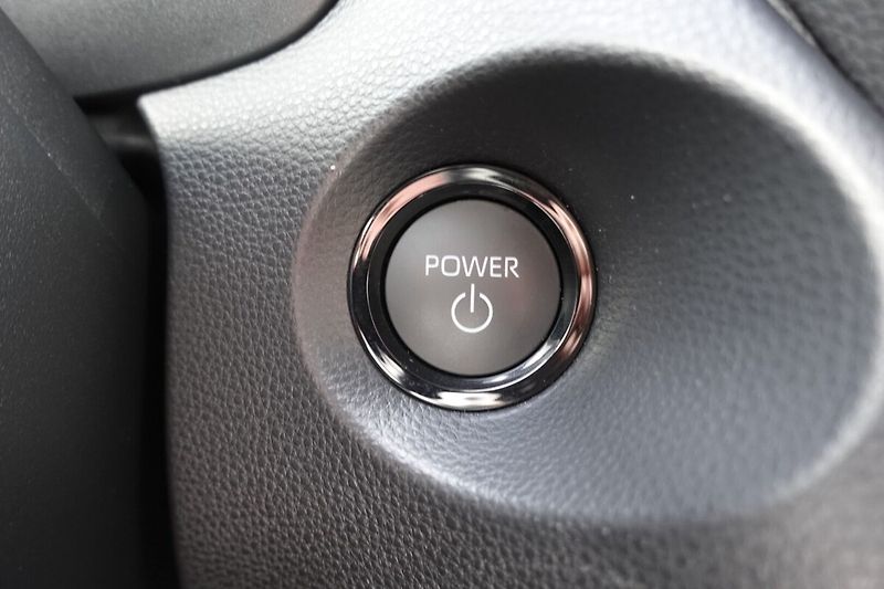 Toyota Corolla Cross 1,8 HEV Comfort Business - fotka 29 z 33