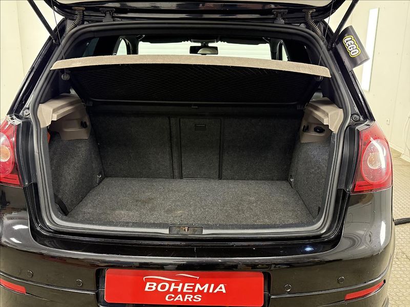 Volkswagen Golf 3,2 V6 4Motion R32 - fotka 19 z 23