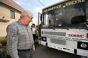 Miloš Zeman u původního autobusu Zemák v roce 2007. V té době už byl majetkem JZD Hoštice u Volyně.