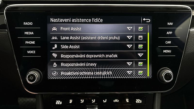 Škoda Superb 2.0 TDI DSG L&K Combi - fotka 31 z 34