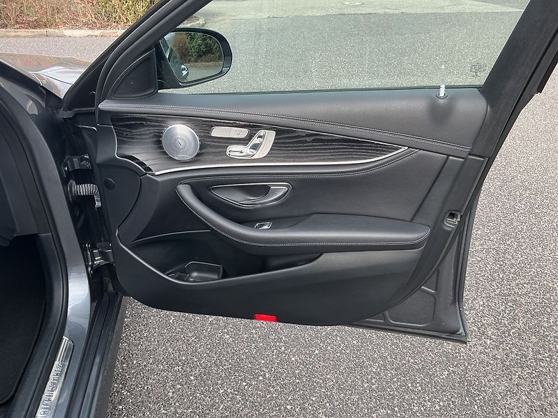 Mercedes-Benz Třídy E 350 d AVANTGARDE 4MATIC - fotka 16 z 25
