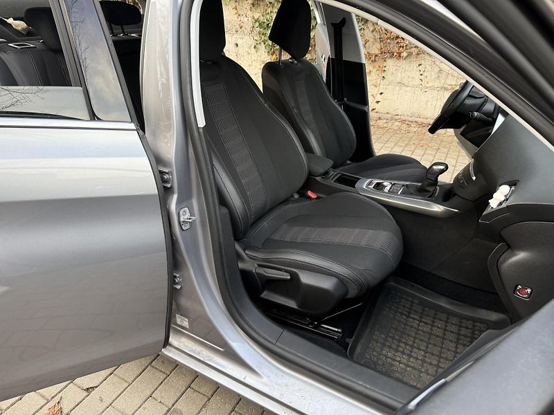 Peugeot 308 (2018) - fotka 17 z 17