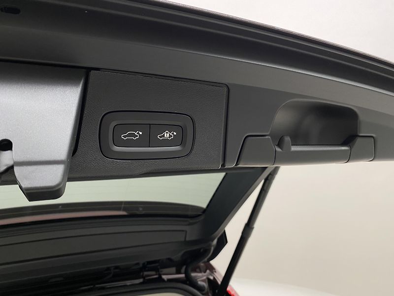 Volvo XC60 T8 AWD RECHARGE DARK ULTRA CZ - fotka 33 z 64