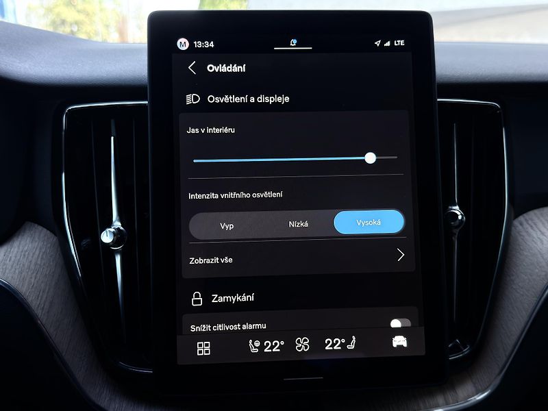 Volvo XC60 B5 AWD PLUS DARK // REZERVACE  - fotka 34 z 47