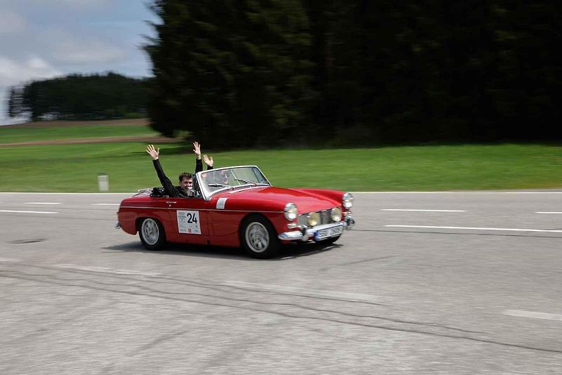 Všichni účastníci s vozy v cíli druhého ročníku Oldtimer Expressu, který mířil z Prahy do řeckých Atén.