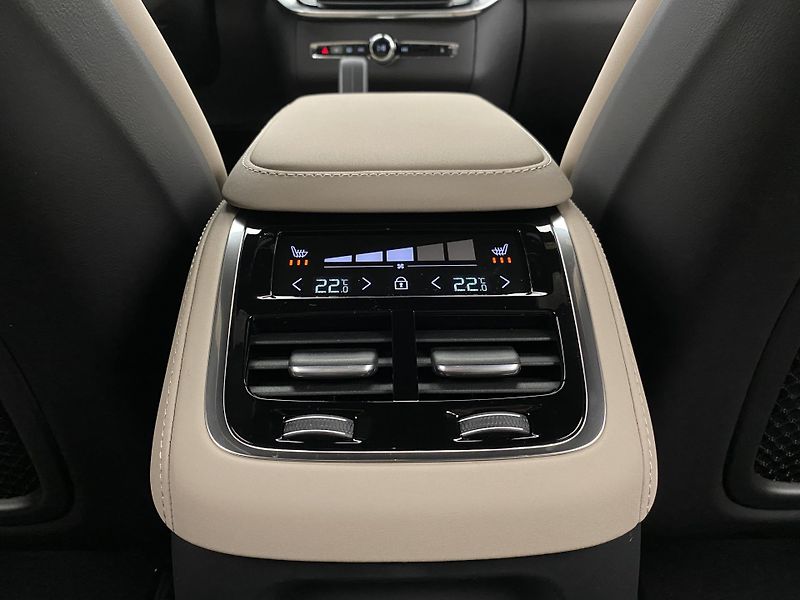 Volvo XC90 (2026) T8 AWD Plug-in CORE 7m - fotka 64 z 64