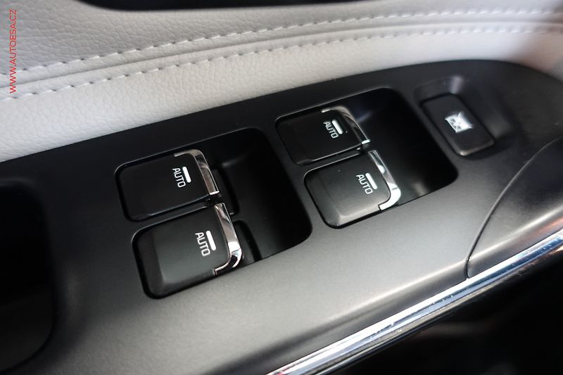Kia Ceed (2016) 1.6CRDi, Navi, AC - fotka 14 z 23