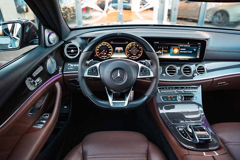 Mercedes-Benz Třídy E (2017) E63S AMG 4Matic+ V8 Biturbo - fotka 21 z 99