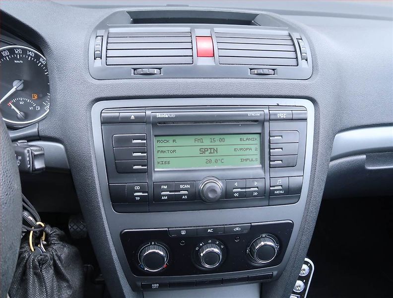 Škoda Octavia (2011) 1.6, Serv.kniha - fotka 12 z 14