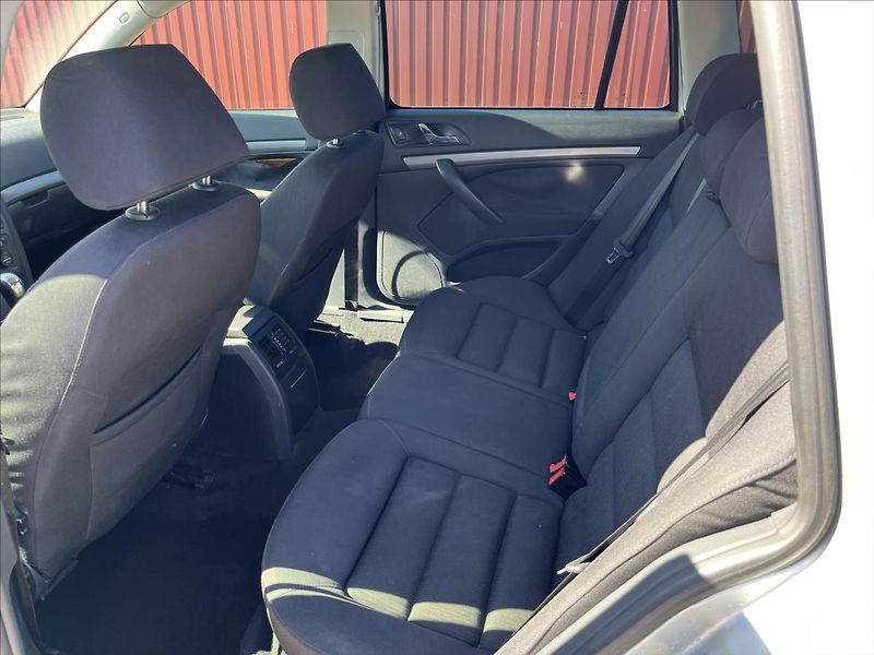 Škoda Octavia 2,0 TDi 103KW TAŽNÉ STK 7/2027 - fotka 13 z 32