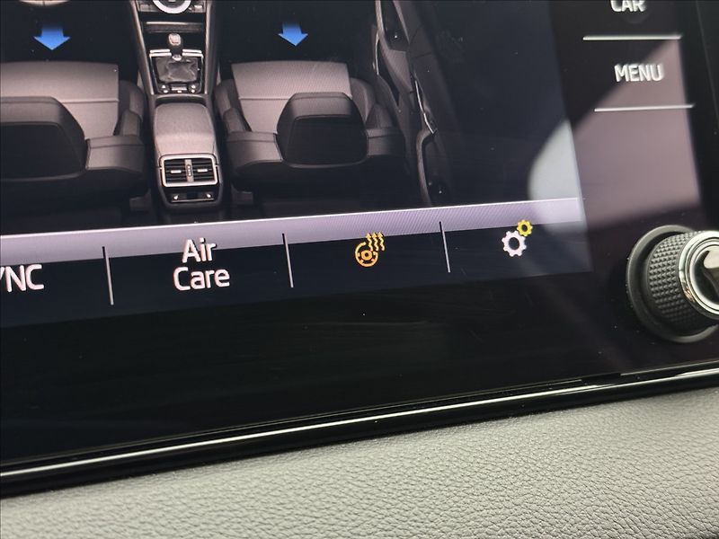 Škoda Karoq 1,6 DSG ACC STYLE+ NAVI KAMERA - fotka 20 z 39