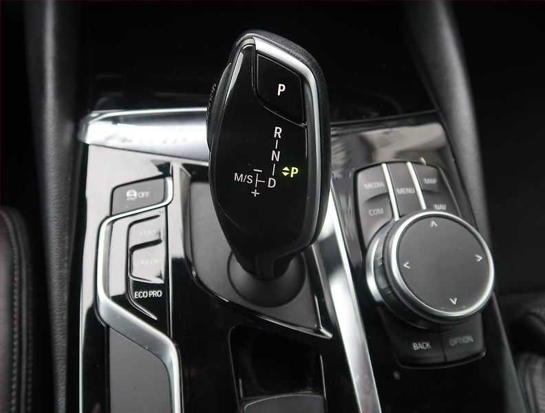 BMW Řada 5 (2019) Sport Line 530d xDrive - fotka 13 z 26