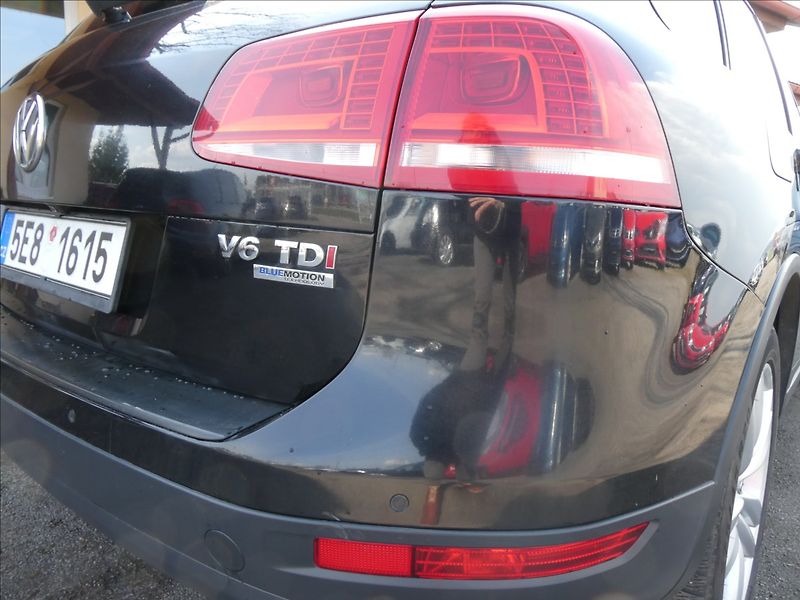 Volkswagen Touareg 3,0 TDi V6 180kW,2xkola,závěs - fotka 10 z 50