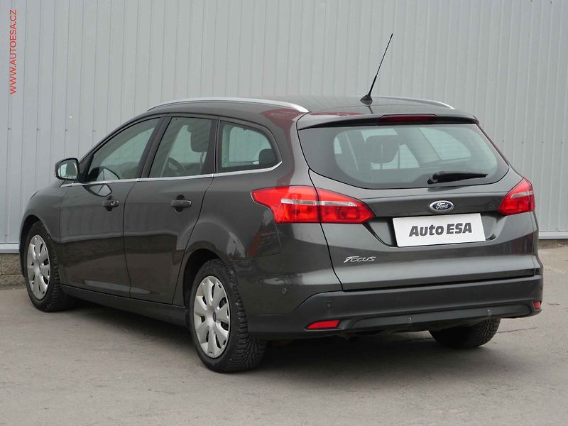 Ford Focus (2014) 1.6 TDCi, ČR, AC, TZ, park - fotka 6 z 20