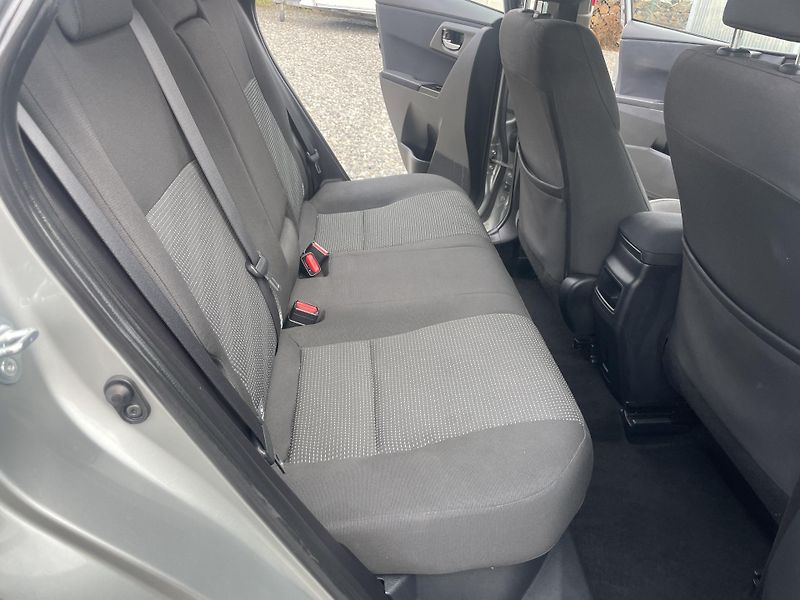 Toyota Auris 1.8i 16v HYBRID AUT SERVIS TOP - fotka 125 z 172