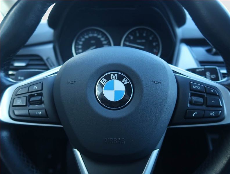 BMW Řada 2 (2017) 218i Gran Tourer, Serv.kniha - fotka 16 z 18