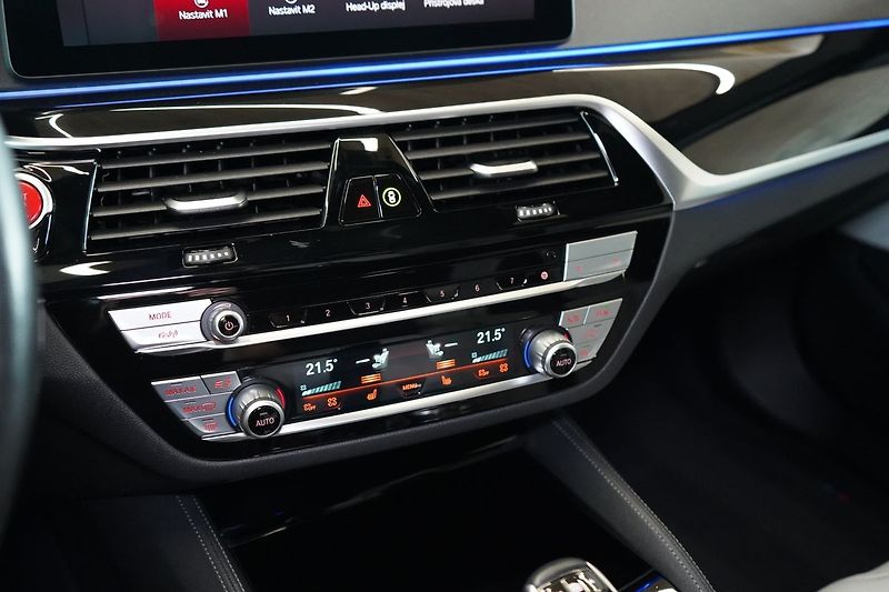 BMW M5 Masáž, Ventilace, H/K, Head-up - fotka 36 z 46