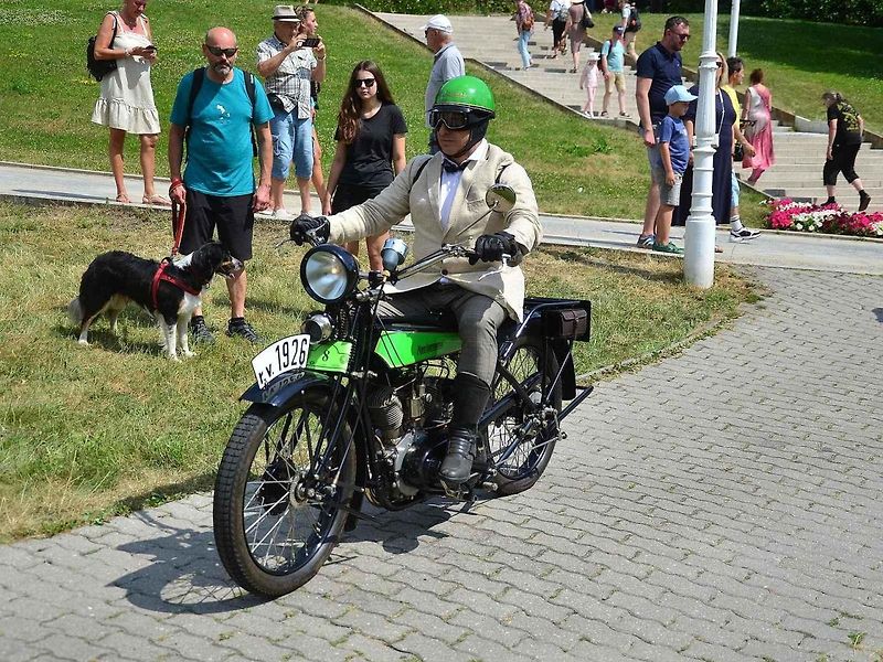 Přehlídka veteránů na Arnice v Mariánských Lázních. Sanitka Cadillac