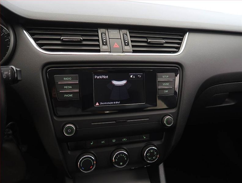 Škoda Octavia (2015) 1.6 TDI, Tempomat - fotka 15 z 18