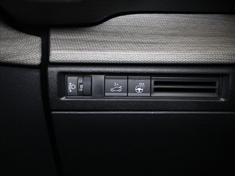 Citroën C5 X 1,6 PT 133kW Shine Paměť 31tkm - fotka 20 z 27