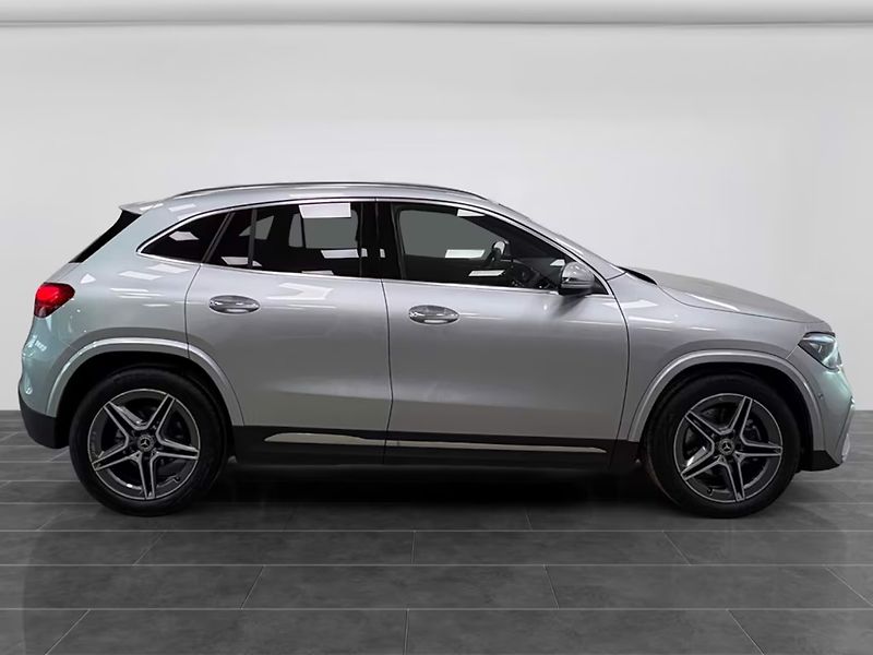 Mercedes-Benz GLA 180 AMG Kamera Keyless Ambient - fotka 4 z 16