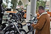 V OC Nová Karolina začala v sobou 1. dubna výstava motorek – Krásky na cestách.