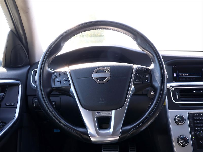 Volvo V60 2,4 D4 V5 Aut. AWD R-design - fotka 18 z 32