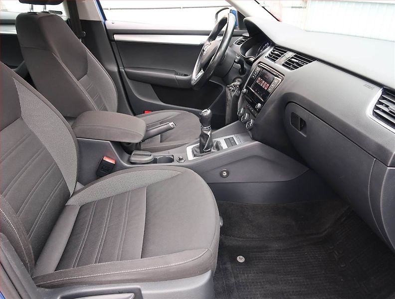 Škoda Octavia (2017) 1.6 TDI, Tempomat - fotka 9 z 17