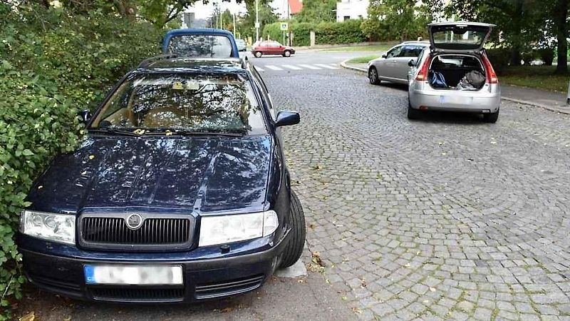 Řidičce ujelo auto s dětmi.