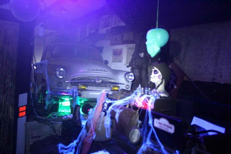 Auto-retro-muzeum Veteráni Litvínov se převléklo do strašidelných kostýmů. Návštěvníci si strašení užívali.