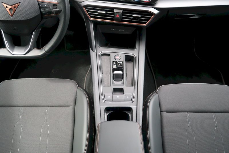 Cupra Formentor (2024) 2.0 TSI 140 kW 4x4 DSG - fotka 25 z 28