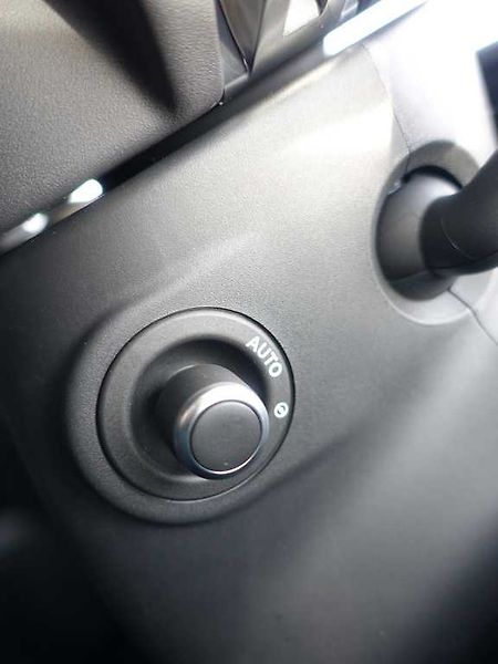 Land Rover Range Rover Velar 3,0 Dynamic SE D300 4x4 aut. - fotka 23 z 38