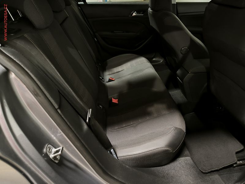 Peugeot 308 (2018) 1.2PT, Allure, navi - fotka 11 z 17