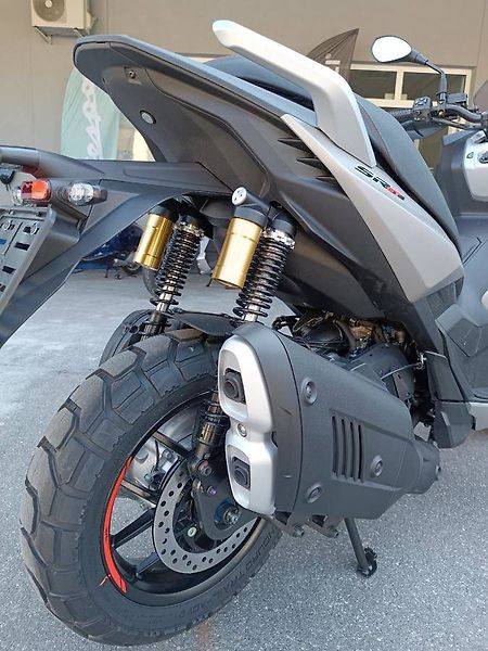 Aprilia (2026) SR GT 400 Boulder Grey - fotka 9 z 11
