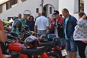 Strakonice si připomněly 105 let od zahájení výroby značky ČZ Sjeli se sem majitelé a obdivovatelé legendárních motocyklů. Na dobu, kdy pro čezetu pracoval, zavzpomínal i náš jediný kosmonaut ve vesmíru Vladimír Remek. A ochotně pózoval na společných sním