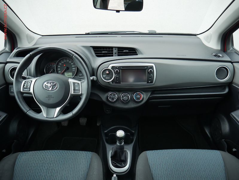 Toyota Yaris (2012) 1.3 VVT-I, ČR, AC, park - fotka 8 z 20