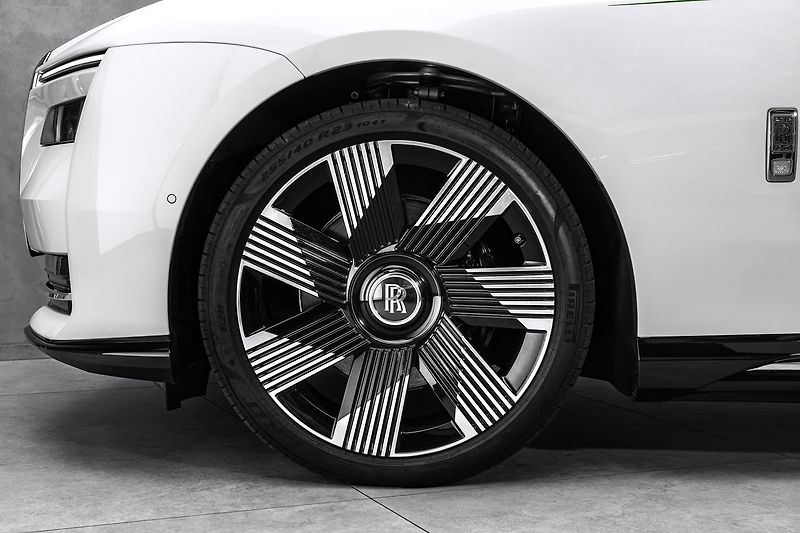 Rolls-Royce Spectre - fotka 2 z 28