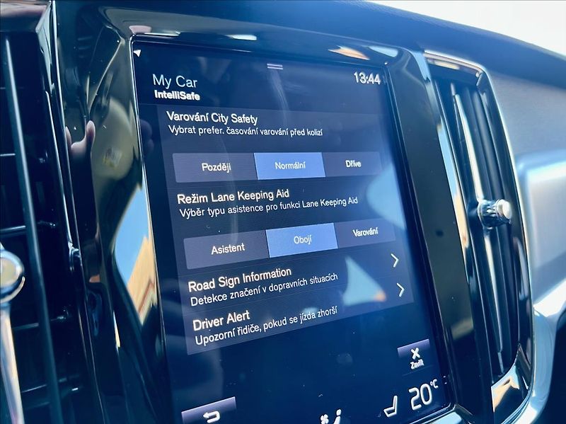 Volvo V90 2,0 T4 Drive-E R-Design Auto - fotka 34 z 48