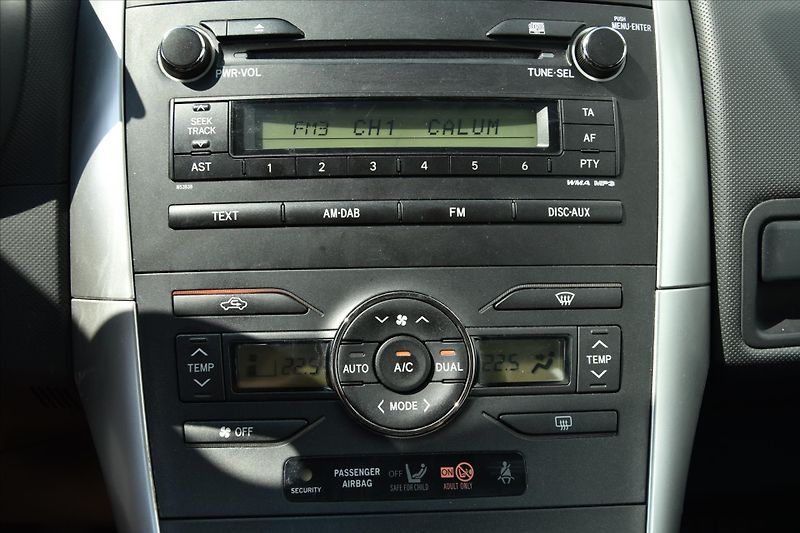 Toyota Auris 1.6 VVT-i 97kW ČR - fotka 17 z 19